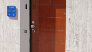 Una puerta de madera con un felpudo que dice "BIENVENIDOS".