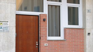 A brown wooden door with a doormat that reads "WELCOME". - La Cà Fiera 11E. (Bologna)