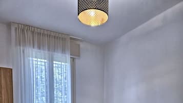 1 Schlafzimmer, Schreibtisch, schallisolierte Zimmer