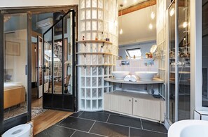 Badewanne, Haartrockner, Handtücher