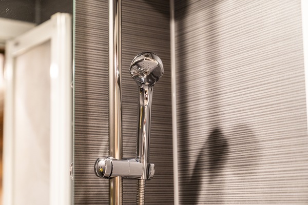 Shower, perlengkapan mandi gratis, pengering rambut, dan jubah mandi