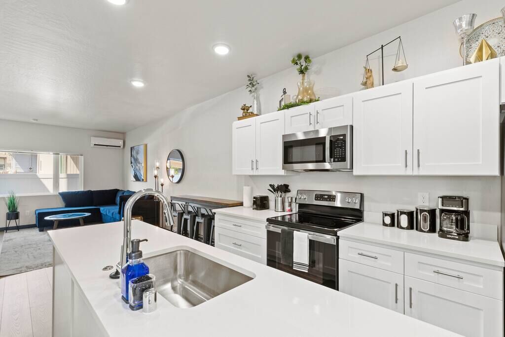 Brand New 2BD, 1.5BTH Triplex Unit Near Downtown!