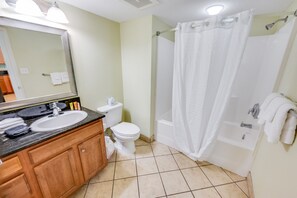 Ensemble douche/baignoire, sèche-cheveux, serviettes fournies