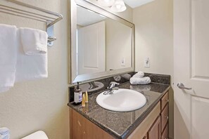 وحدات دش مع أحواض استحمام، مجففات شعر، مناشف