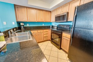 Kjøleskap, mikrobølgeovn, ovn og kokeplater