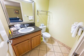 وحدات دش مع أحواض استحمام، مجففات شعر، مناشف