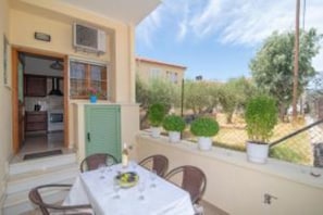 Outdoor dining - Spacious independent family-sized apartment in Vathy, Ithaki (Vathi)