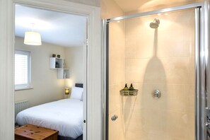 3 bedrooms, iron/ironing board, free WiFi, bed sheets - Captain's View - soak up the marina life (Eastbourne)