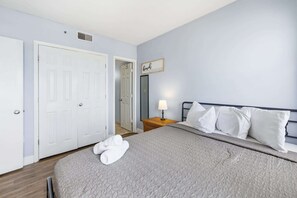 2 bedrooms, iron/ironing board, WiFi, bed sheets - New Palace Resort 2BR w/ Pools, High Floor w/Views (Myrtle Beach)