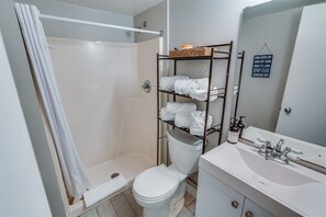Combined shower/tub, jetted tub, hair dryer, towels - Palace Resort 2BR, Pools & Ocean Views, 2nd Floor (Myrtle Beach)