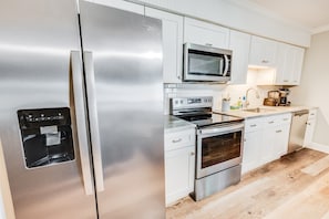 冰箱、微波炉、茶具/咖啡用具、烤面包机