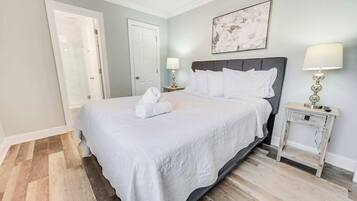 Tabla de planchar con plancha, wifi y ropa de cama