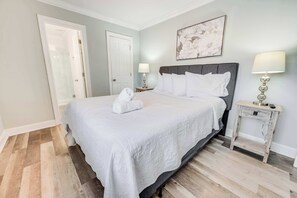 Tabla de planchar con plancha, wifi y ropa de cama 