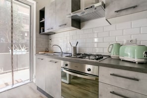 Fridge, oven, stovetop, coffee/tea maker - Silent Vatican Art Apartment (Roma)