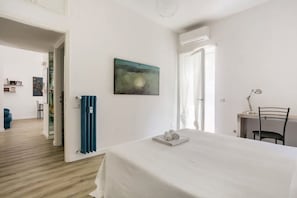 1 bedroom, desk, iron/ironing board, travel cot - Silent Vatican Art Apartment (Roma)