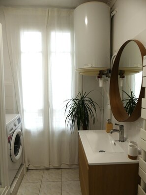 Shower, hair dryer, towels, soap - Calme Duplex Pour 4, au Pied du Métro. Centre de Paris en 20 Minutes en Métro (Saint-Ouen-sur-Seine)