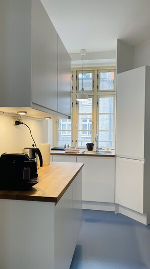 Réfrigérateur, four, plaque de cuisson, cafetière/bouilloire