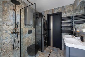 Badewanne, Haartrockner, Handtücher