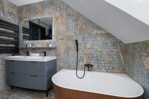 Badewanne, Haartrockner, Handtücher, Shampoo