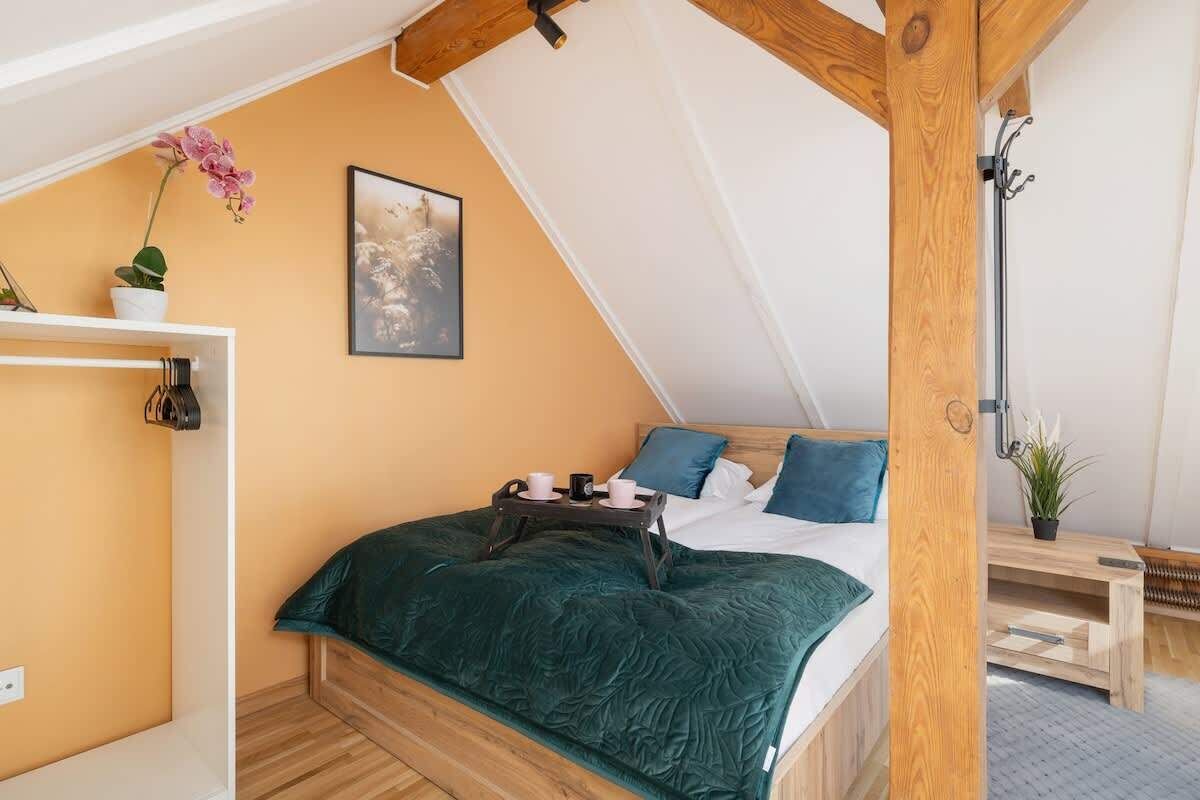 1 chambre, bureau, fer et planche à repasser, lit parapluie