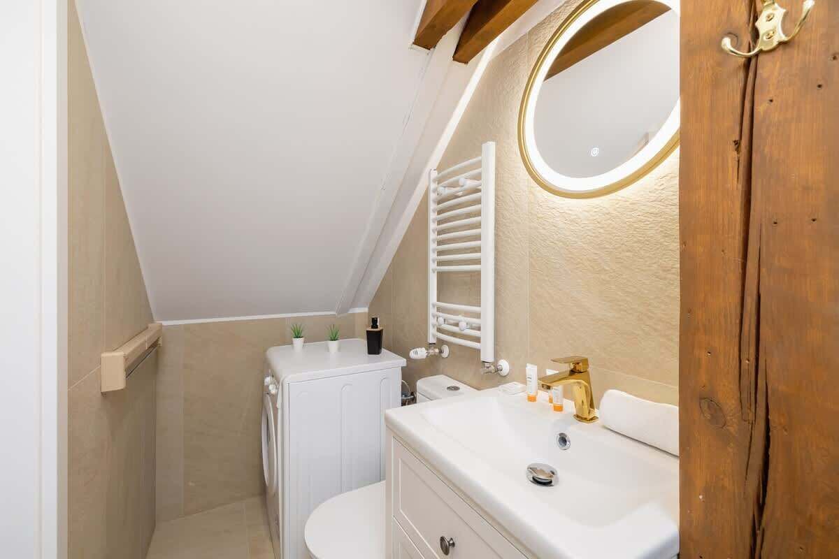 Douche, sèche-cheveux, serviettes fournies, shampoing