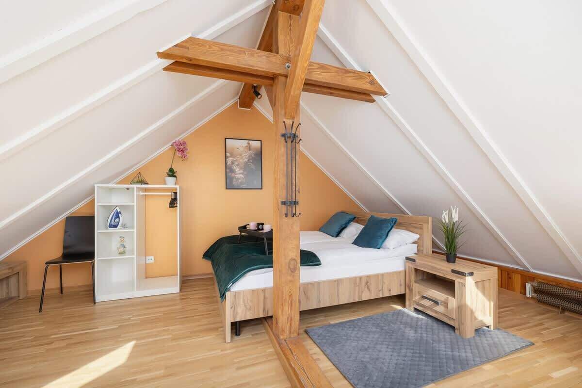 1 slaapkamer, een bureau, een strijkplank/strijkijzer, reisbedje