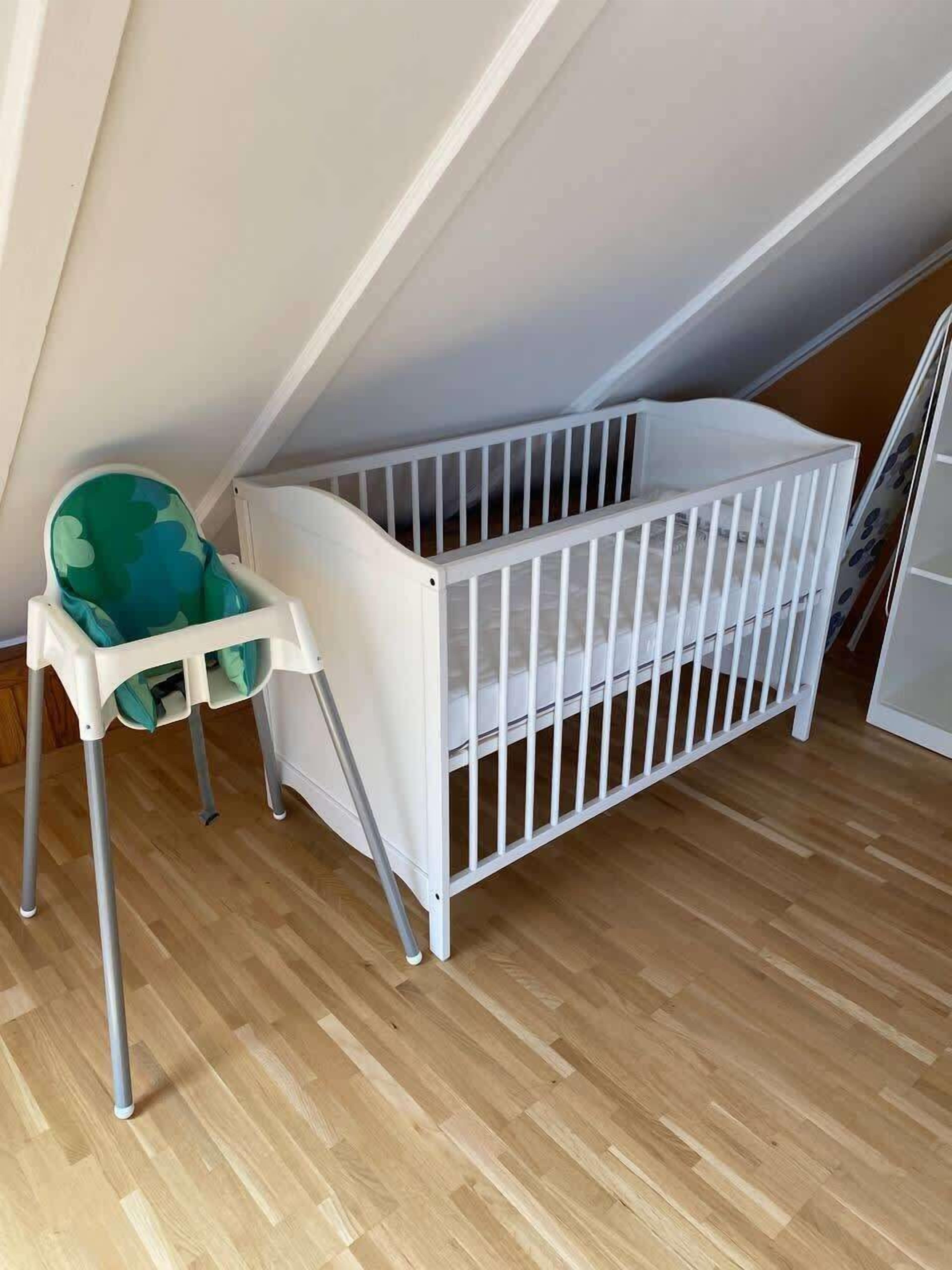 1 chambre, bureau, fer et planche à repasser, lit parapluie