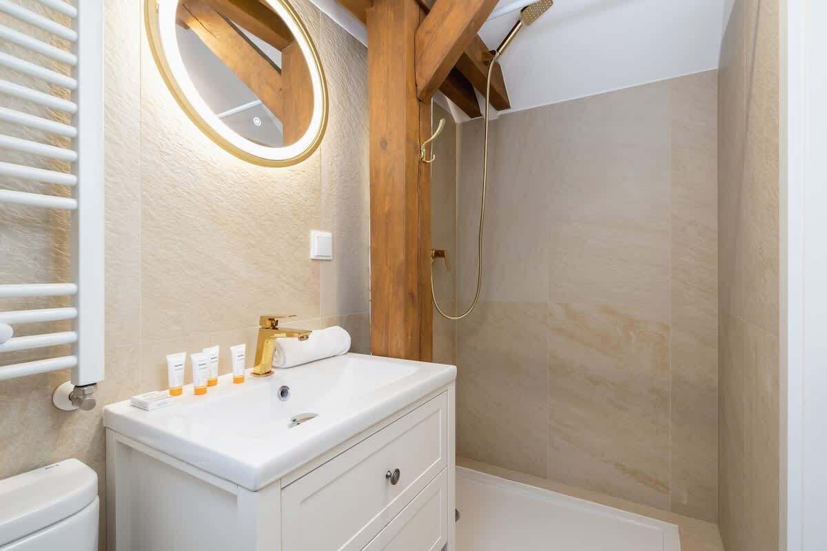 Shower, hair dryer, towels, shampoo
