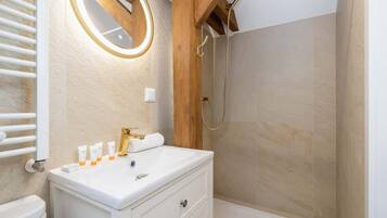 Shower, hair dryer, towels, shampoo