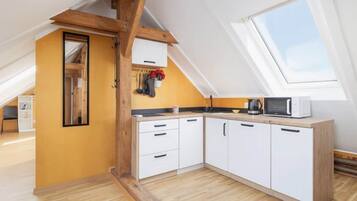 Réfrigérateur, micro-ondes, plaque de cuisson, lave-vaisselle