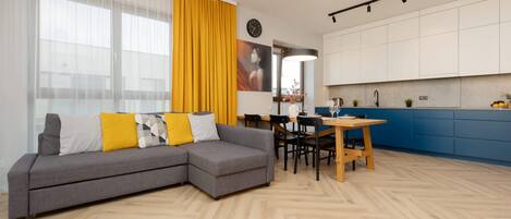 Een televisie en een kantoor