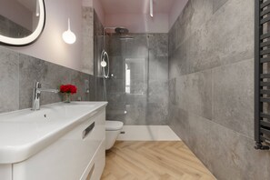 Bathtub, hair dryer, towels, shampoo