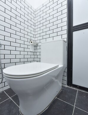 Shower, bidet, soap, toilet paper - Hotel O Madeena Inn (Sepang)