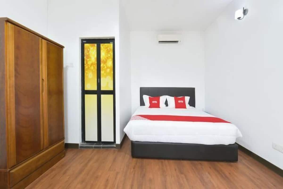 Un dormitorio con cama, armario y puerta con vistas.