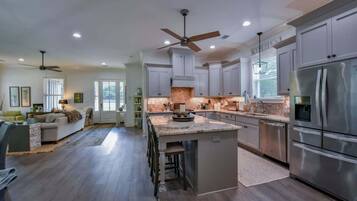 Kylskåp, mikrovågsugn, ugn och spishäll