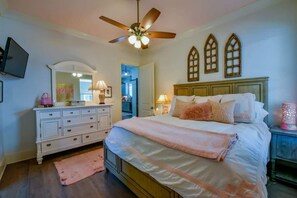 4 slaapkamers, een bureau, een strijkplank/strijkijzer, wifi