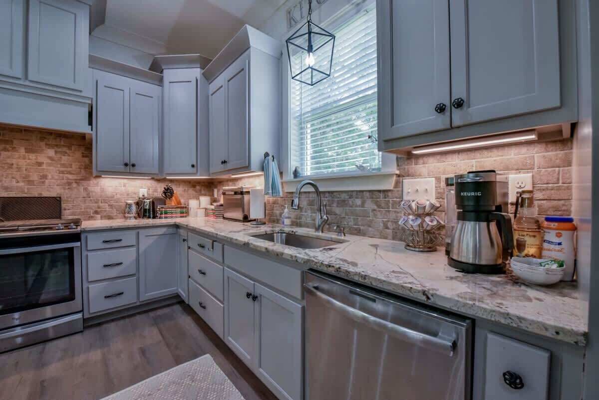 Kjøleskap, mikrobølgeovn, ovn og kokeplater