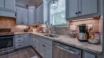 Kylskåp, mikrovågsugn, ugn och spishäll