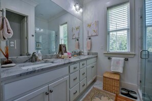 Een douche, een haardroger, handdoeken, shampoo