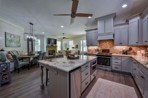 Fridge, microwave, oven, stovetop - Secluded 10 acre estate 10 miles from UA w/ 4BR (Tuscaloosa)