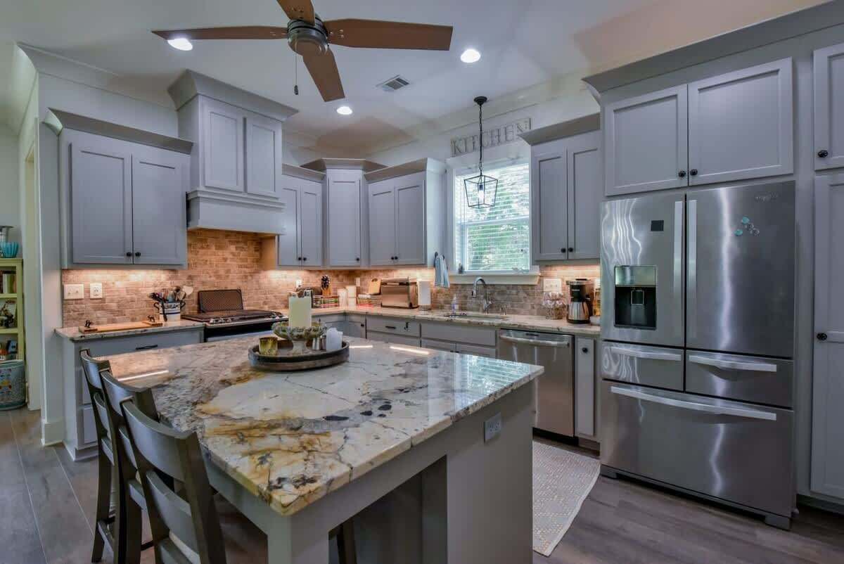 Kjøleskap, mikrobølgeovn, ovn og kokeplater