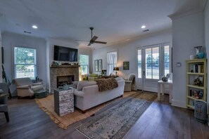 Televisie, een open haard en een kantoor