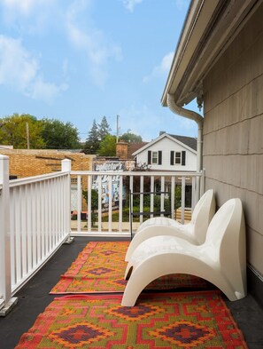 Property grounds - KK Upper · 2BR Sunny Upper in Prime Bay View - w/ Parking (Milwaukee)