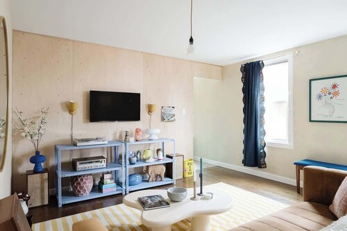 KK lower · Funky 2BR in Prime Bay View - w/ Parking