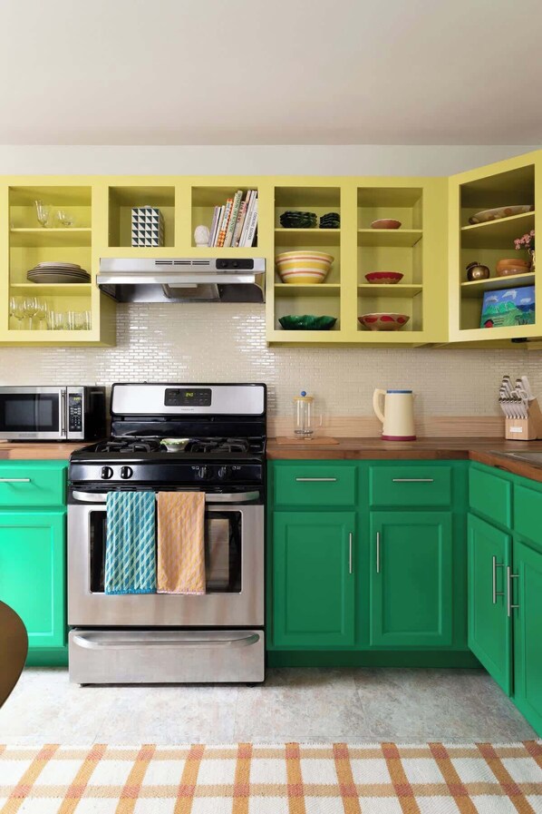 Refrigerador, microondas, horno y parrilla de estufa 