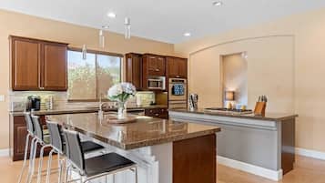 KĂŒhlschrank, Mikrowelle, Ofen, Herdplatte