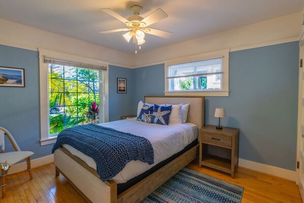 2 bedrooms, desk, iron/ironing board, WiFi