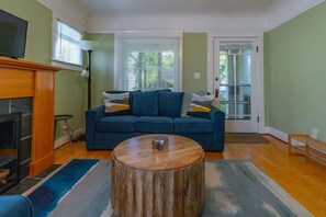 TV, fireplace, offices - North Park Haven Summ (San Diego)