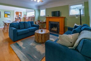 TV, fireplace, offices