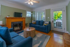 テレビ、暖炉、書斎 / ワークスペース